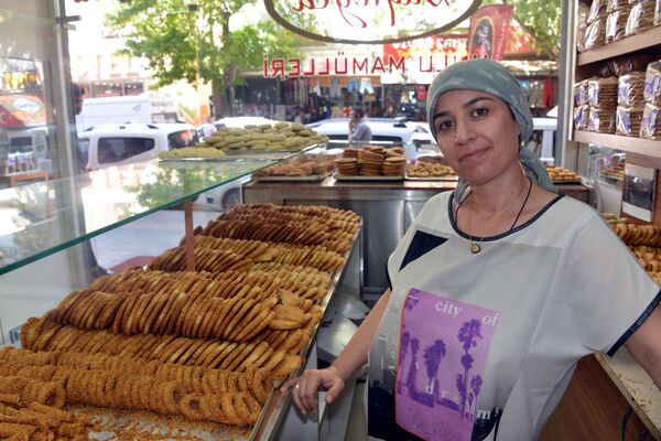 Suriyeli çocuk yolda bulduğu 17 bin 500 lirayı sahibine teslim etti Suriyeli çocuk yolda bulduğu 17 bin 500 lirayı sahibine teslim etti - Sputnik Türkiye