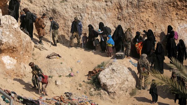 IŞİD'in Suriye'deki son işgal alanı olan Baghuz'da teslim olan IŞİD militanları ile aileleri - Sputnik Türkiye