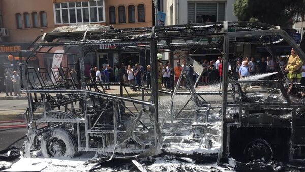 Yolcularını indiren sürücü, minibüsü ateşe verdi - Sputnik Türkiye
