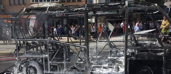 Yolcularını indiren sürücü, minibüsü ateşe verdi - Sputnik Türkiye