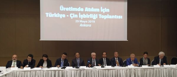 Vatan Partisi tarafından Çin Halk Cumhuriyeti ile ekonomik işbirliği, ortak yatırım ve ticaret atılımlarının değerlendirilmesi amacıyla “Üretimde Atılım İçin Türkiye-Çin İşbirliği” başlığıyla düzenlenen toplantıların sonuncusu Ankara’da gerçekleşti. - Sputnik Türkiye