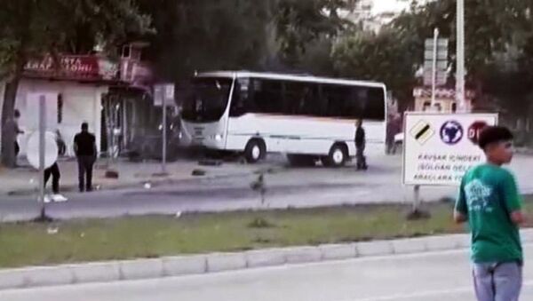 Kendisini uyaran kebapçının dükkanını minibüsle yıktı - Sputnik Türkiye