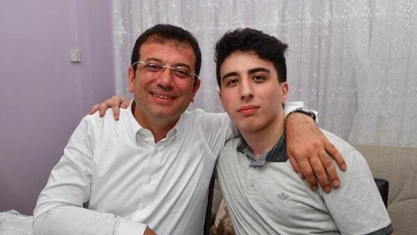 Ekrem İmamoğlu'nu, iftar için gittiği evin 19 yaşındaki oğlu Tayyip Erdoğan kapıda karşıladı  - Sputnik Türkiye