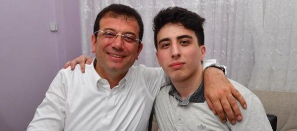 Ekrem İmamoğlu'nu, iftar için gittiği evin 19 yaşındaki oğlu Tayyip Erdoğan kapıda karşıladı  - Sputnik Türkiye