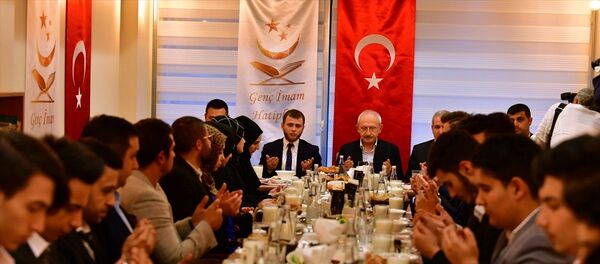 Kılıçdaroğlu imam hatiplilerle iftar yaptı Kılıçdaroğlu imam hatiplilerle iftar yaptı - Sputnik Türkiye