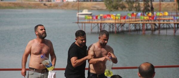 Bu uyarıya rağmen şahıslar tezgahı yapmaya devam etti. Zabıta ekipleri, 2 kişinin uyarıları dinlemeyip tezgah kurmaya devam edince polisten yardım istedi.  - Sputnik Türkiye