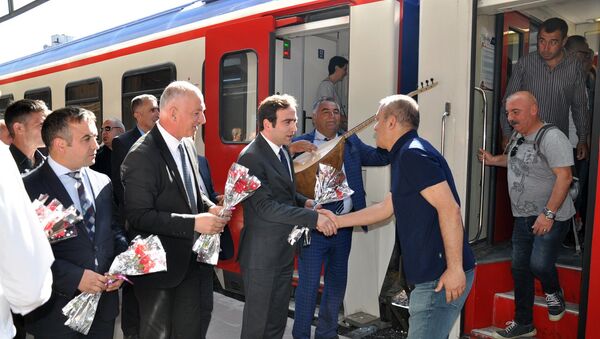 Doğu Ekspresi yolcuları karanfillerle karşılandı - Sputnik Türkiye