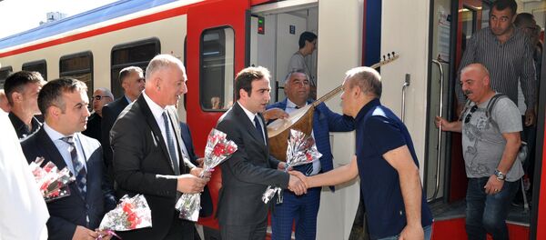 Doğu Ekspresi yolcuları karanfillerle karşılandı - Sputnik Türkiye