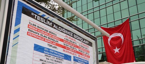 Konya'nın Beyşehir ilçesinin bağımsız belediye başkanı Adil Bayındır, belediyenin borç tablosunu ilçedeki billboardlara astırdı - Sputnik Türkiye