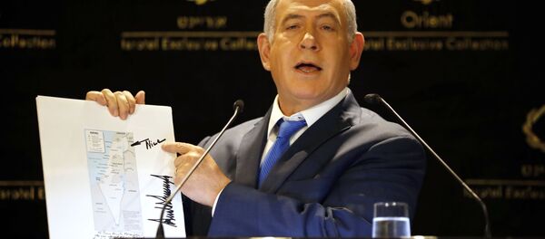 Netanyahu, ABD Dışişleri'nin Golanlı İsrail haritası üzerinde Trump'ın imzası ve çizimlerini basın mensuplarına gösterirken Netanyahu, ABD Dışişleri'nin Golanlı İsrail haritası üzerinde Trump'ın imzası ve çizimlerini basın mensuplarına gösterirken - Sputnik Türkiye