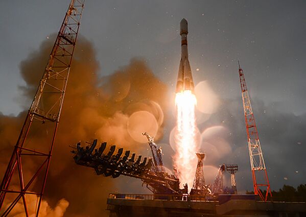 Glonass-M uzay aracını taşıyan Soyuz-2.1b roketi, Plesetsk uzay üssünden havalandıktan sonra yıldırım çarpmasına rağmen uçuşuna sorunsuz devam etti. - Sputnik Türkiye