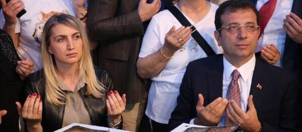 CHP İstanbul Büyükşehir Belediye Başkan Adayı Ekrem İmamoğlu, iftarını Beylikdüzü'nde açtı.  - Sputnik Türkiye