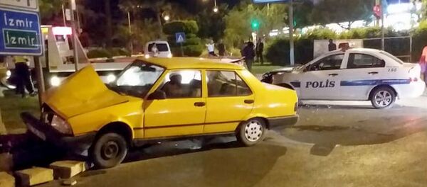 İzmir'in Urla ilçesinde polisin dur ihtarına uymayan sürücünün kullandığı araç, kırmızı ışık ihlali yapıp başka bir polis aracıyla çarpıştı. İzmir'in Urla ilçesinde polisin dur ihtarına uymayan sürücünün kullandığı araç, kırmızı ışık ihlali yapıp başka bir polis aracıyla çarpıştı. - Sputnik Türkiye
