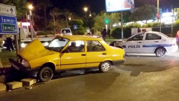 İzmir'in Urla ilçesinde polisin dur ihtarına uymayan sürücünün kullandığı araç, kırmızı ışık ihlali yapıp başka bir polis aracıyla çarpıştı. - Sputnik Türkiye