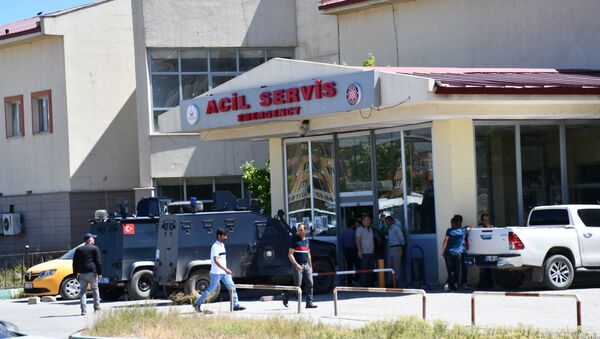 Ağrı'da işçileri taşıyan aracın geçişi sırasında patlama: 1 ölü, 8 yaralı - Sputnik Türkiye