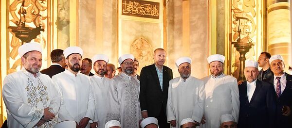 Diyanet İşleri Başkanlığı ve Türkiye Diyanet Vakfı tarafından İstanbul'un fethinin 566. yıl dönümü dolayısıyla düzenlenen Yenikapı'da Enderun Teravihi, Cumhurbaşkanı Recep Tayyip Erdoğan'ın da katılımıyla gerçekleştirildi. Namazın ardından Cumhurbaşkanı Erdoğan ve Diyanet İşleri Başkanı Ali Erbaş programda görev yapan imam ve müezzinlerle hatıra fotoğrafı çekildi. - Sputnik Türkiye