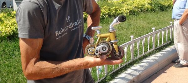 Rus turist Taksim’de 8.5 santimlik bisikletiyle ilgi odağı oldu - Sputnik Türkiye