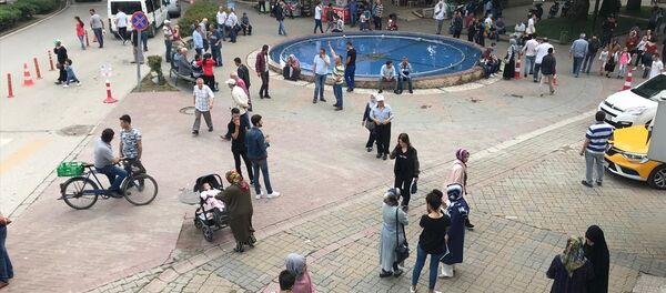 Sakarya'nın Hendek ilçesinde  vatandaşlar, deprem nedeniyle bulundukları mekanlardan dışarı çıktı. - Sputnik Türkiye