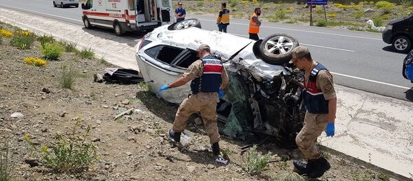 Erzincan trafik kazası: Bayram tatili için yola çıkan anne-baba ve 3 çocuğu yaralandı.  - Sputnik Türkiye