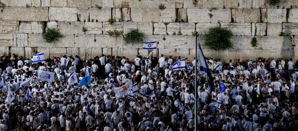 Yahudiler, İsrail'in Doğu Kudüs'ü 1967'de işgal edişinin 52’nci yılı dolayısıyla Mescid-i Aksa'nın da bulunduğu Eski Şehir bölgesinde kutlama yürüyüşü düzenledi - Sputnik Türkiye