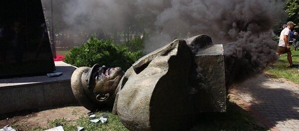 Ukraynalı milliyetçilerin devirdiği büst - Sputnik Türkiye