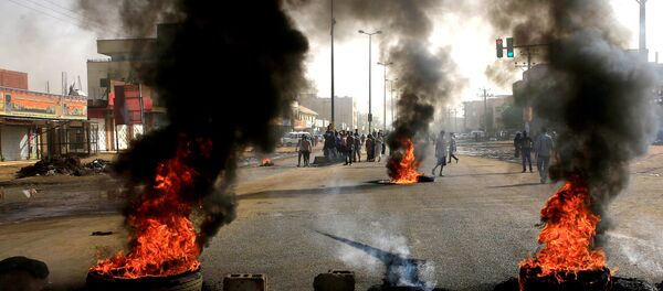 Sudan'ın başkenti Hartum’da Genelkurmay Başkanlığı önündeki oturma eylemi Sudan'ın başkenti Hartum’da Genelkurmay Başkanlığı önündeki oturma eylemi - Sputnik Türkiye