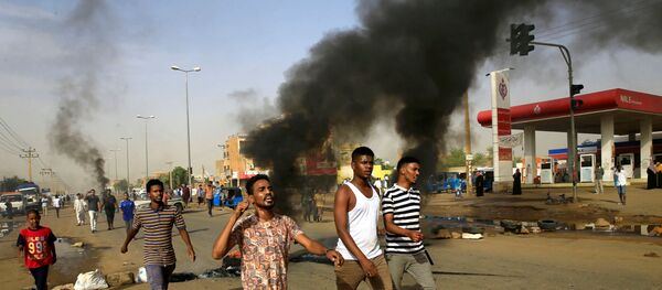 Sudan'da, başkent Hartum'da Genelkurmay Başkanlığı binasının önünde uzun süredir devam eden oturma eylemine son vermek isteyen askerler protestoculara ateş açtı. Sudan'da, başkent Hartum'da Genelkurmay Başkanlığı binasının önünde uzun süredir devam eden oturma eylemine son vermek isteyen askerler protestoculara ateş açtı. - Sputnik Türkiye