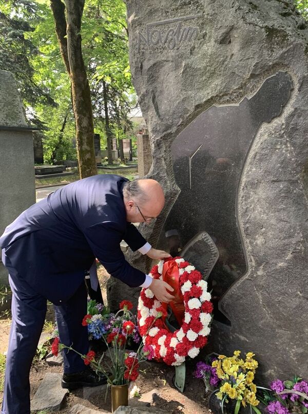 Nazım Hikmet ölümünün 56. yılında Moskova'da mezarı başında anıldı Nazım Hikmet ölümünün 56. yılında Moskova'da mezarı başında anıldı - Sputnik Türkiye