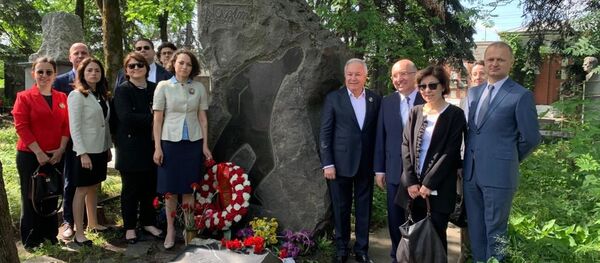 Nazım Hikmet ölümünün 56. yılında Moskova'da mezarı başında anıldı - Sputnik Türkiye