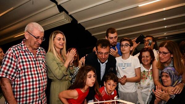 CHP İstanbul Büyükşehir Belediye Başkan Adayı Ekrem İmamoğlu (ortada), ramazan ayının son iftarını ailesi ve yakın akrabalarıyla Beylikdüzü'ndeki bir restoranda yaptı. Programda aile fertleri ve dostları, İmamoğlu'na yarınki doğum günü öncesinde sürpriz yaptı. - Sputnik Türkiye