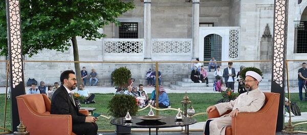 Diyanet İşleri Başkanı Prof. Dr. Ali Erbaş, ramazan ayının son iftarında Diyanet TV ekranlarından canlı olarak yayımlanan İftarı Beklerken programına konuk oldu. - Sputnik Türkiye