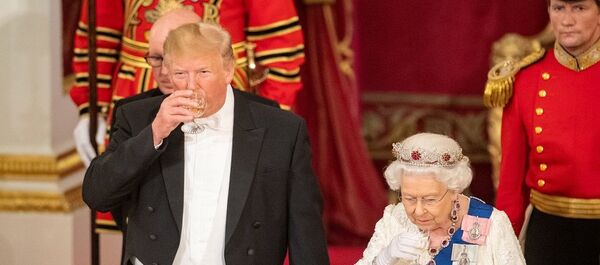 İngiltere Kraliçesi 2. Elizabeth ve ABD Başkanı Donald Trump, ülkeleri arasındaki ortak değerler ve çıkarların önemine vurgu yaptı. - Sputnik Türkiye