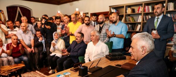 AK Parti İstanbul Büyükşehir Belediye Başkan Adayı Binali Yıldırım (sağda), Tuzla'da bulunan Marmara Bölgesi Manav Türkleri Dernekleri Federasyonu'nu ziyaret etti. - Sputnik Türkiye