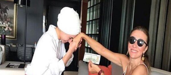 Turizm Bakanı Mehmet Ersoy'un eşi Pervin Ersoy'un elini öptürdüğü çalışanına 100 dolar verdiği kareyi paylaşması büyük tepki çekti. - Sputnik Türkiye