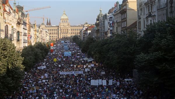 4 Haziran'da Prag'da Çekya Başbakanı Babiş'in istifası talebiyle düzenlenen protesto insan seline sahne oldu. - Sputnik Türkiye