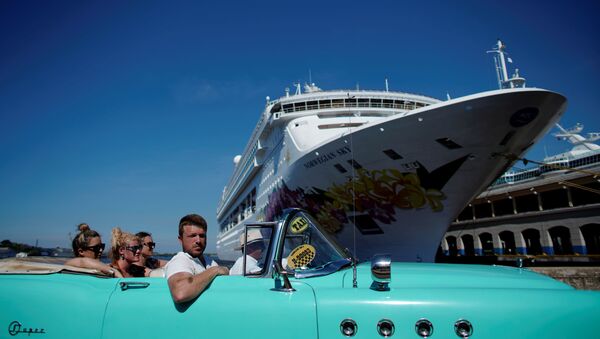 Havana'ya demirleyen cruise gemilerinden inen turistler nostaljik otomobillerle şehir turu atarken - Sputnik Türkiye