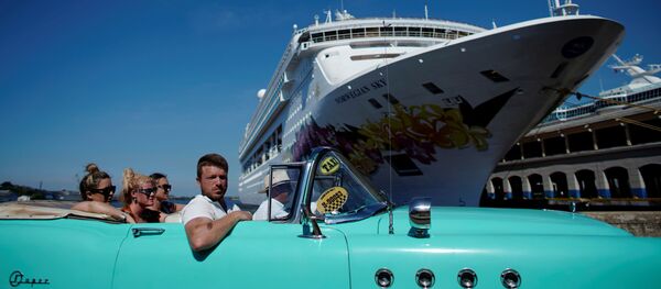 Havana'ya demirleyen cruise gemilerinden inen turistler nostaljik otomobillerle şehir turu atarken - Sputnik Türkiye