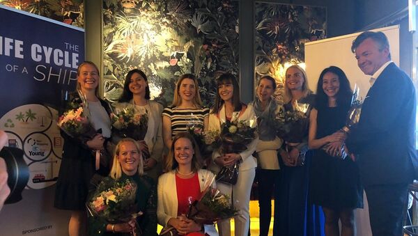 Norveç'te denizcilik sektöründe küresel alanda uluslararası başarı göstermiş 40 yaş altı genç kadın profesyonelin seçildiği İzlenecek 10 Başarılı Kadın listesinde bu yıl 2 Türk yer aldı. Başkent Oslo'da düzenlenen etkinlikte, listeye girmeye hak kazanan Ayşe Aslı Başak'a çiçek takdim edildi. - Sputnik Türkiye