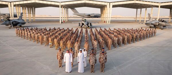 Katar, Fransa'dan Rafale tipi savaş uçaklarının ilk filosunu teslim aldı. Katar resmi ajansı QNA'da yer alan habere göre, Fransız Dassault Aviation şirketinin ürettiği Rafale tipi savaş uçaklarının ilk filosu Katar'a ulaştı. Duhan Hava Üssü'nde düzenlenen karşılama törenine Katar Emiri Şeyh Temim bin Hamed Al Sani (sağ 3), Savunma Bakanı Halid bin Muhammed el-Atiyye (sağ 4) ve Genelkurmay Başkanı Ganim bin Şahin el-Ganim (sağ 2) katıldı. - Sputnik Türkiye