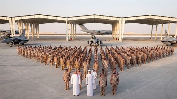 Katar, Fransa'dan Rafale tipi savaş uçaklarının ilk filosunu teslim aldı. Katar resmi ajansı QNA'da yer alan habere göre, Fransız Dassault Aviation şirketinin ürettiği Rafale tipi savaş uçaklarının ilk filosu Katar'a ulaştı. Duhan Hava Üssü'nde düzenlenen karşılama törenine Katar Emiri Şeyh Temim bin Hamed Al Sani (sağ 3), Savunma Bakanı Halid bin Muhammed el-Atiyye (sağ 4) ve Genelkurmay Başkanı Ganim bin Şahin el-Ganim (sağ 2) katıldı. - Sputnik Türkiye