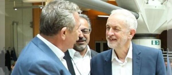 Ankara Büyükşehir Belediye Başkanı Mansur Yavaş, Birleşik Krallık'ta yeşil enerji projelerine yönelik bir dizi görüşme gerçekleştirdi. Yavaş görüşmeler kapsamında İşçi Partisi Lideri Jeremy Corbyn ile de bir araya geldi. - Sputnik Türkiye