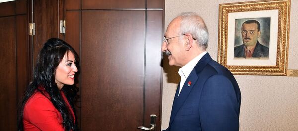 CHP Genel Başkanı Kemal Kılıçdaroğlu, “Çocuklar ölmesin” dediği için 'terör örgütü propagandası' suçlamasıyla hapis cezası alan ve daha sonra tahliye edilen öğretmen Ayşe Çelik'i kabul etti. - Sputnik Türkiye