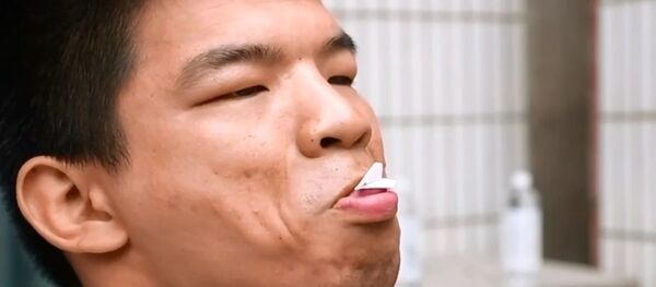 Beyin felci engel olmadı: ağzıyla origami yaparak ailesini geçindiriyor - Sputnik Türkiye