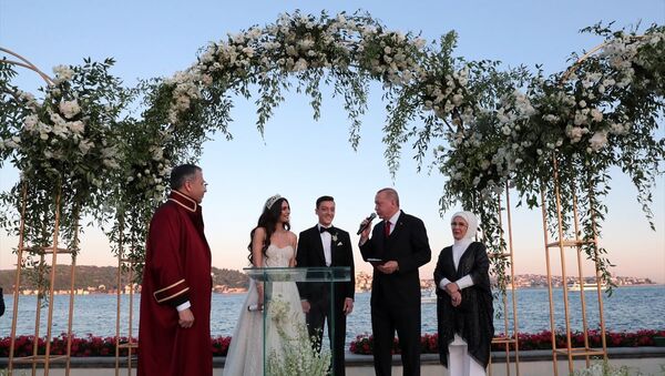 Cumhurbaşkanı Erdoğan Mesut Özil'in nikah şahitliğini yaptı - Sputnik Türkiye