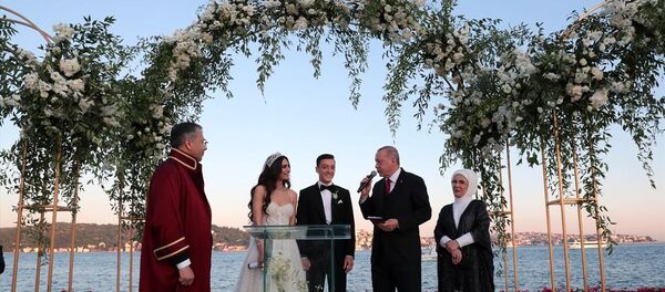 Cumhurbaşkanı Erdoğan Mesut Özil'in nikah şahitliğini yaptı - Sputnik Türkiye