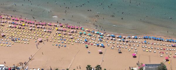 Tatil için Antalya'yı tercih edenlerin turist akını - Sputnik Türkiye