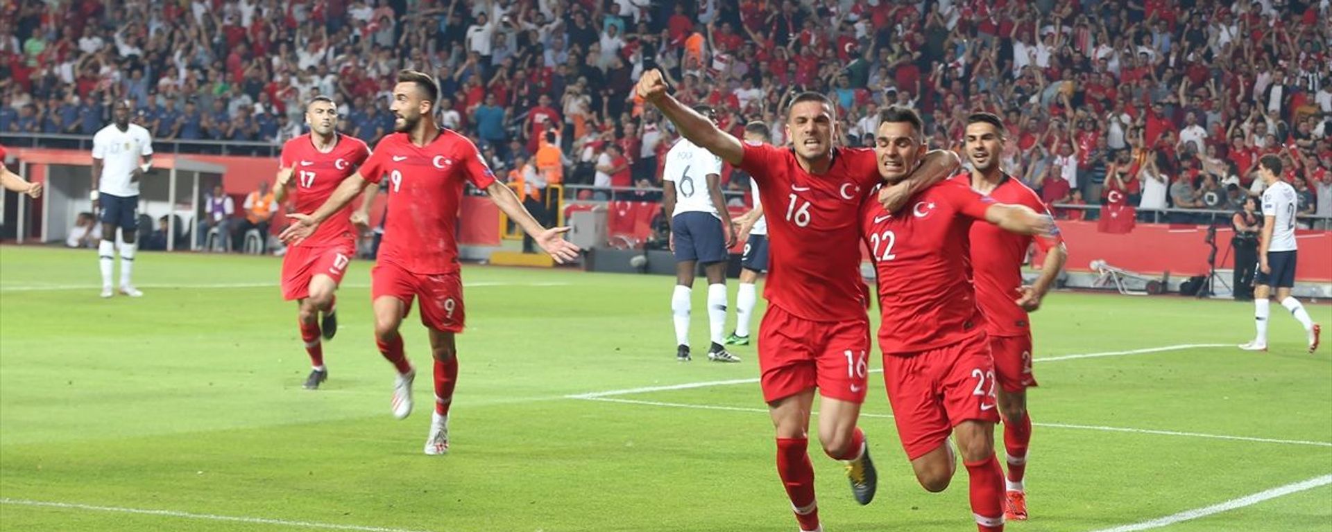 Türkiye A Milli Futbol Takımı, Fransa ile 2020 Avrupa Futbol Şampiyonası elemeleri H Grubu'nda, Konya Büyükşehir Belediye Stadyumu’nda karşılaştı. Türkiye Milli Takım oyuncusu Kaan Ayhan'ın attığı gol sonrası oyuncular sevinç yaşadı.  - Sputnik Türkiye, 1920, 25.09.2026