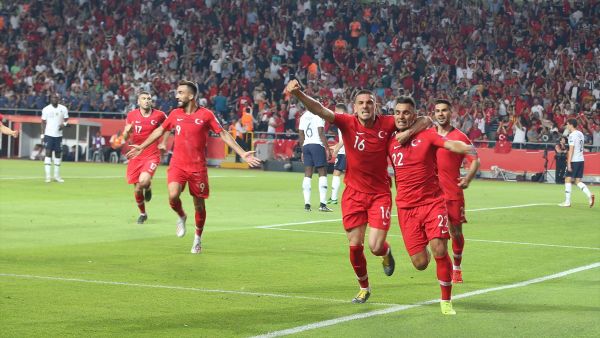 Türkiye A Milli Futbol Takımı, Fransa ile 2020 Avrupa Futbol Şampiyonası elemeleri H Grubu'nda, Konya Büyükşehir Belediye Stadyumu’nda karşılaştı. Türkiye Milli Takım oyuncusu Kaan Ayhan'ın attığı gol sonrası oyuncular sevinç yaşadı.  - Sputnik Türkiye