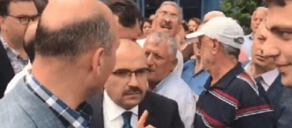 İçişleri Bakanı Süleyman Soylu'ya Trabzon Havalimanı'nda Akıllı ol diye seslenen Mehmet Ali Sivaz, hakkında çıkarılan terör örgütleriyle ilişkili iddialarını yalanladı. Sivas, Geçmişte AK Parti'ye oy verdim. Kendisiyle tokalaşan bir insanım. Kendisinin bana mesaj atmışlığı bile oldu dedi. İçişleri Bakanı Süleyman Soylu'ya Trabzon Havalimanı'nda Akıllı ol diye seslenen Mehmet Ali Sivaz, hakkında çıkarılan terör örgütleriyle ilişkili iddialarını yalanladı. Sivas, Geçmişte AK Parti'ye oy verdim. Kendisiyle tokalaşan bir insanım. Kendisinin bana mesaj atmışlığı bile oldu dedi. - Sputnik Türkiye