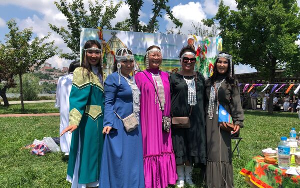 Isıah Bayramı'nda geleneksel kıyafetleriyle Yakut kadınları - Sputnik Türkiye